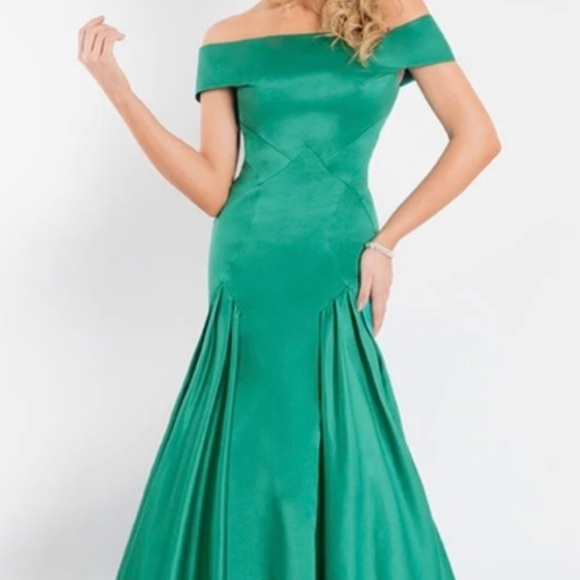 Green Off-Shoulder Cap Sleeve Prom Gown - Picture 1 of 4
